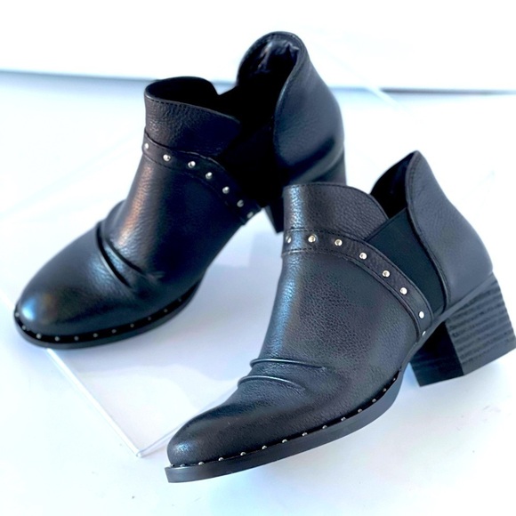 Earth Shoes - Earth Women's Black Leather Ankle Bootie Cut Out Studded Chelsea Boots Heels 5.5